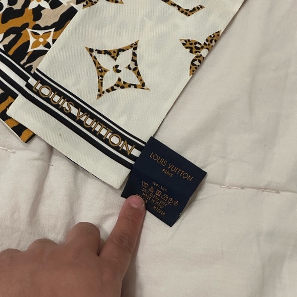 Louis Vuitton Silk Monogram Giant Jungle Bandeau - Authentic (Rare) - Picture 10 of 12